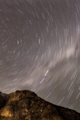 Fenomena hujan meteor terlihat jelas di langit malam