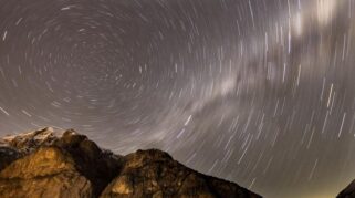 Fenomena hujan meteor terlihat jelas di langit malam