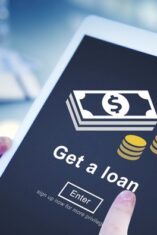 Ilustrasi pinjol ilegal dan pinjol legal di ponsel