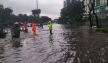 Petugas kepolisian membantu evakuasi warga saat banjir Jakarta