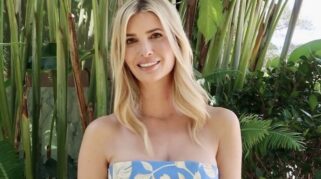 Ivanka Trump mengenakan kacamata hitam di stadion Miami