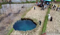 Lubang raksasa di sawah warga Limapuluh Kota