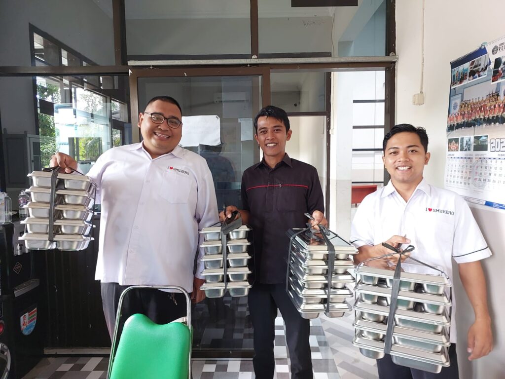 Guru & Tenaga Pendidik SMK Muhammadiyah 6 Rogojampi mendapatkan Makan Bergizi Gratis (MBG) dari SPPG Rogojampi.