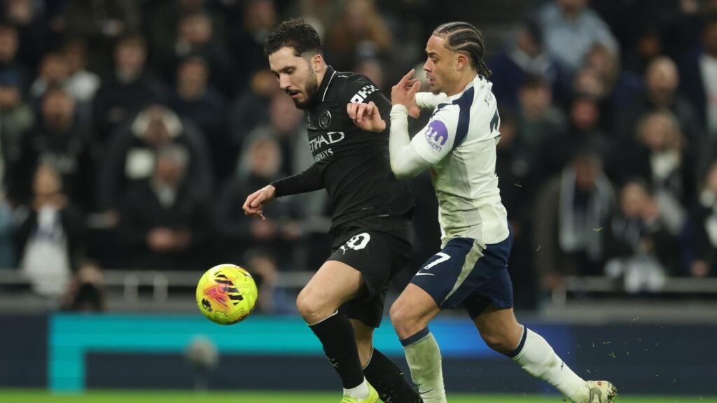 Pemain Tottenham, Xavi Simons, berduel dengan pemain Manchester City, Rayan Cherki, pada laga Liga Inggris, Minggu (1/2/2026). (AP Photo/Richard Pelham)