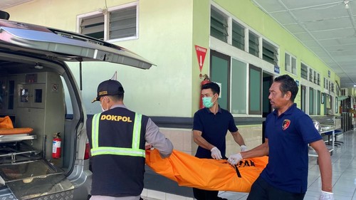 Petugas memindahkan dua jenazah diduga korban KMP Tunu Pratama Jaya