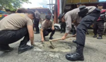 Polresta Banyuwangi melakukan Gerakan Tambal Lubang di sejumlah ruas jalan yang mengalami kerusakan