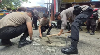 Polresta Banyuwangi melakukan Gerakan Tambal Lubang di sejumlah ruas jalan yang mengalami kerusakan