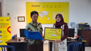 Penyerahan santunan YPSSI kepada pengemudi Maxim korban kecelakaan di Kota Kediri