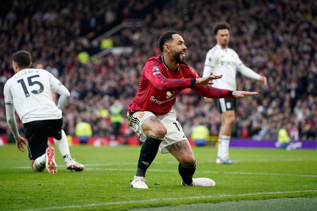 Selebrasi Matheus Cunha usai mencetak gol dalam laga Manchester United vs Fulham di Premier League, Minggu (1/2/2026). (c) AP Photo/Dave Thompson