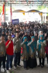 Siswa SMAN Darussholah Singojuruh mengikuti program literasi digital Telkomsel