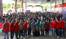 Siswa SMAN Darussholah Singojuruh mengikuti program literasi digital Telkomsel