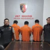 Tiga tersangka sabu dan judol yang diamankan petugas