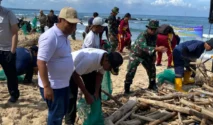 bersih-bersih sampah di pantai pancur alas purwo banyuwangi