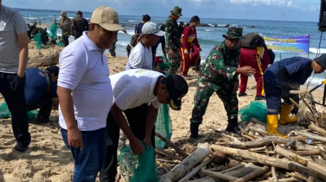 bersih-bersih sampah di pantai pancur alas purwo banyuwangi