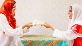 Ilustrasi pemberian fidyah puasa Ramadan kepada fakir miskin