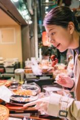 Traveler menawar harga di pasar tradisional luar negeri