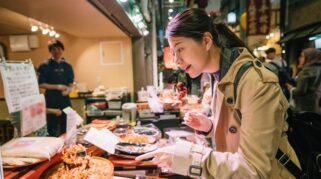 Traveler menawar harga di pasar tradisional luar negeri