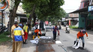 pemkab banyuwangi lakukan perbaikan jalan