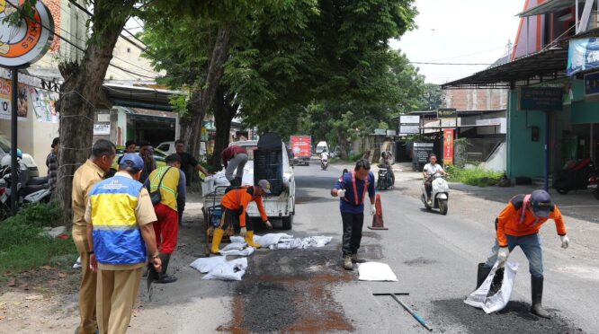 pemkab banyuwangi lakukan perbaikan jalan