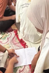 Siswa mengajar warga membaca di Kampung Papring Banyuwangi