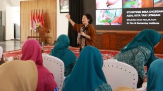 Pembekalan gizi balita kepada kader Posyandu Banyuwangi oleh dr. Tan Shot Yen