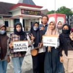 PMR SMAN 2 Jember Bagi-Bagi Takjil gratis