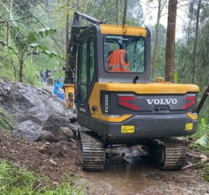 Batu Sebesar 5 Meter Longsor, Ruas Jalan Penghubung Malang – Pasuruan Terganggu