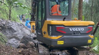 Batu Sebesar 5 Meter Longsor, Ruas Jalan Penghubung Malang – Pasuruan Terganggu