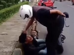 viral, aksi pengaiayaan pengendara motor di cimahi