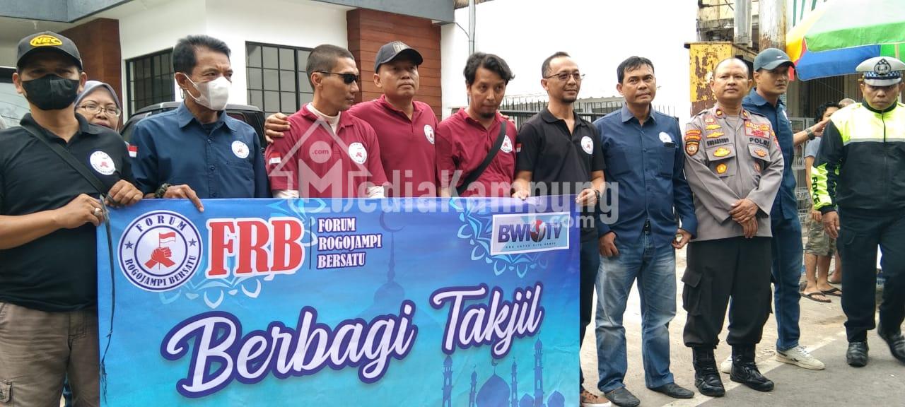 Sinergitas FRB, Bwi1tv dan Alumni SMPN 1Rogojampi, Terwujud Dalam Baksos Pembagian Takjil