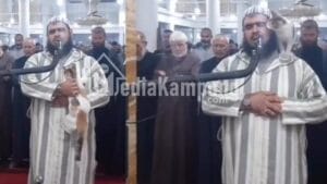 Imam Sholat Terawih, Tetap Khusuk Meski Ada Kucing Yang Memanjat Dirinya