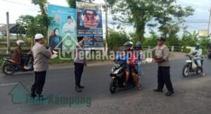 Bulan Suci Ramadhan 1444 H, Polsek Jombang dan Jajarannya Bagikan TakJil di Jalan Raya Jombang