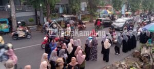 Menjaga Kebersamaan, PMR SMAN 1 Arjasa Bagikan Takjil