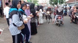 Ngabuburit, PMR SMPN 4 Tanggul Bagikan 500 Takjil Gratis