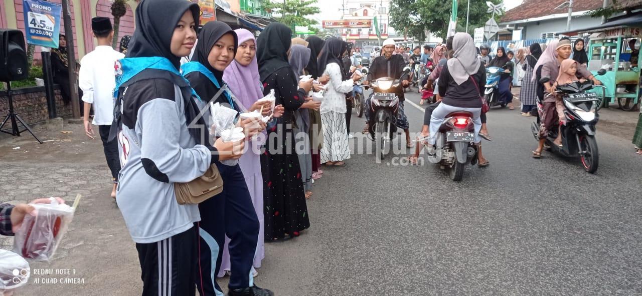 Ngabuburit, PMR SMPN 4 Tanggul Bagikan 500 Takjil Gratis
