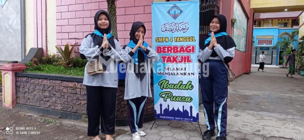 Ngabuburit, PMR SMPN 4 Tanggul Bagikan 500 Takjil Gratis