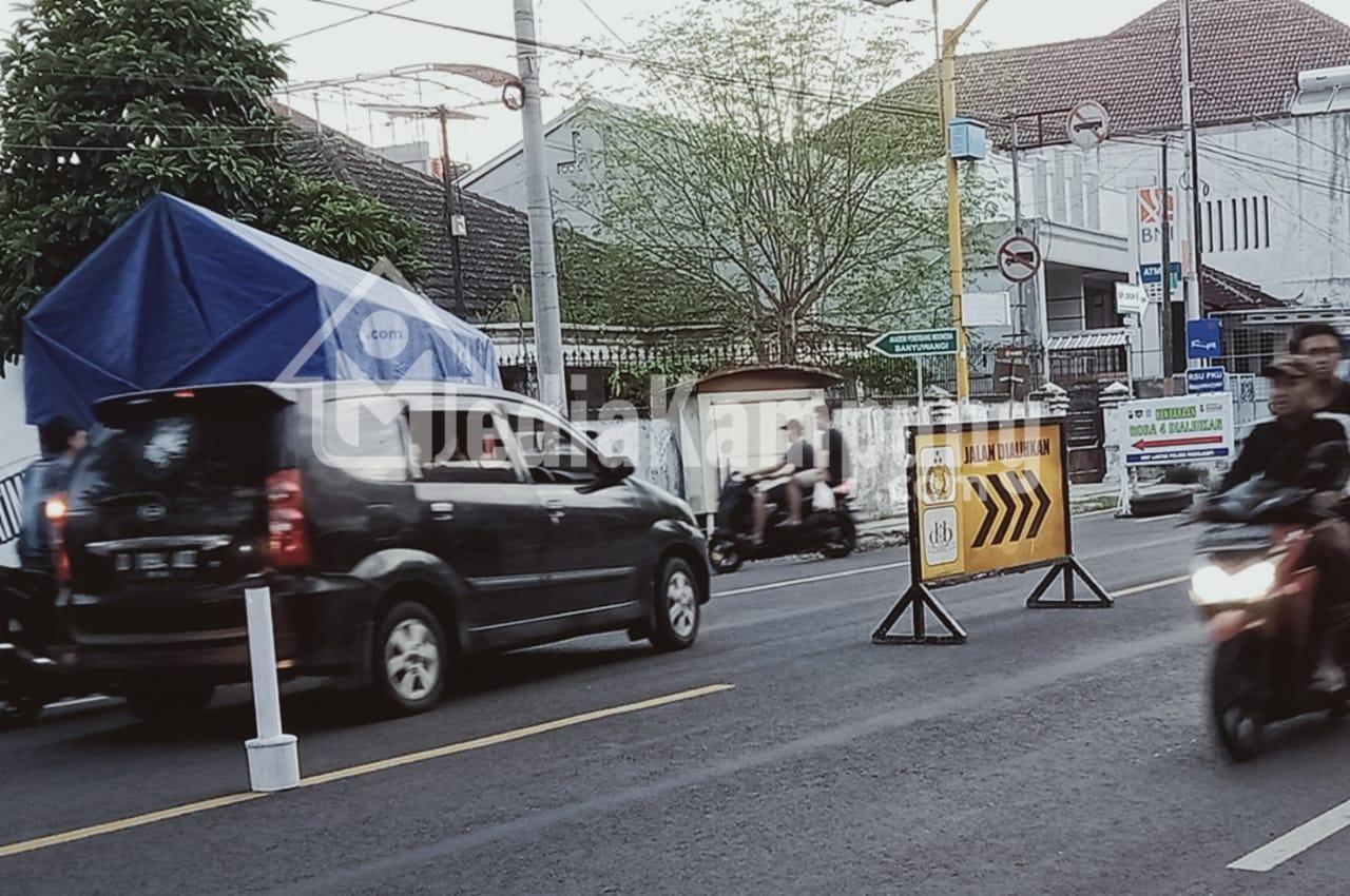 Perlancar Arus Mudik, Unit Lantas Pos KTL 905 Polsek Rogojampi Berikan Tiang Pembatas Jalan