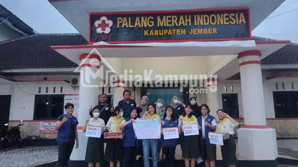 Salam Toleransi!!, PMR Wira SMA Katolik Santo Paulus Jember Berbagi Takjil kepada Umat Islam yang Berpuasa