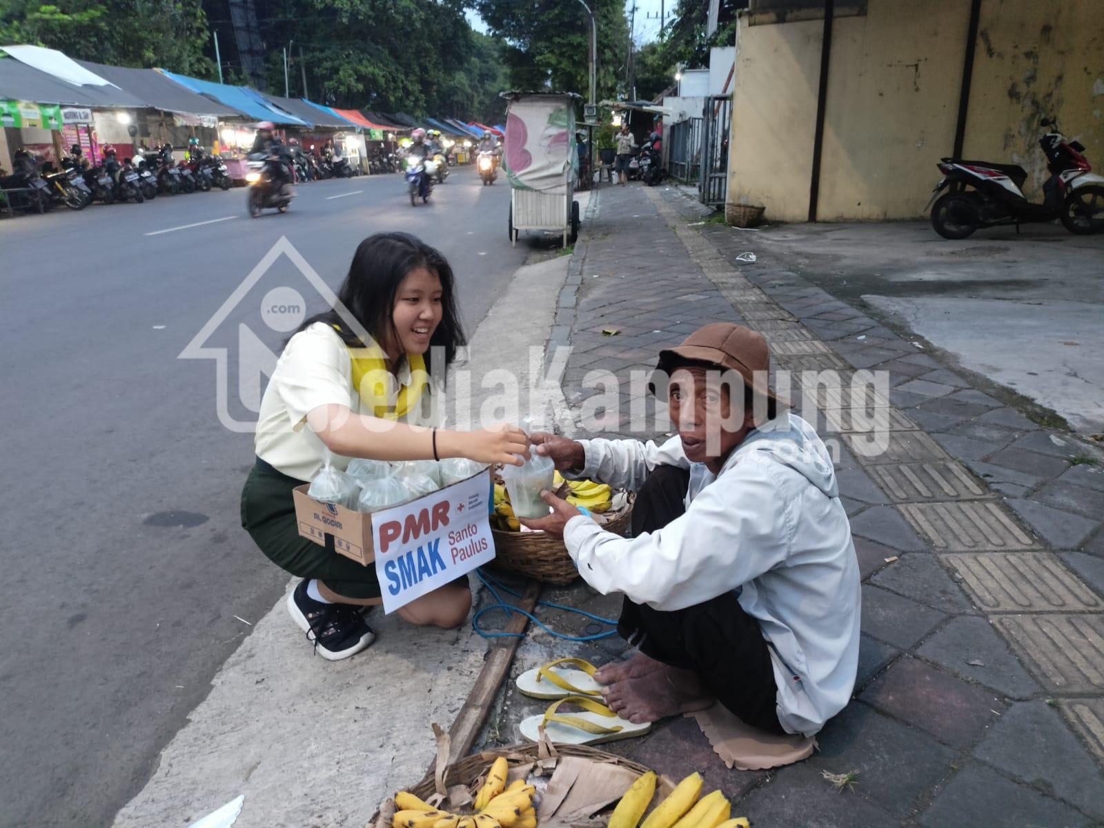 Salam Toleransi!!, PMR Wira SMA Katolik Santo Paulus Jember Berbagi Takjil kepada Umat Islam yang Berpuasa