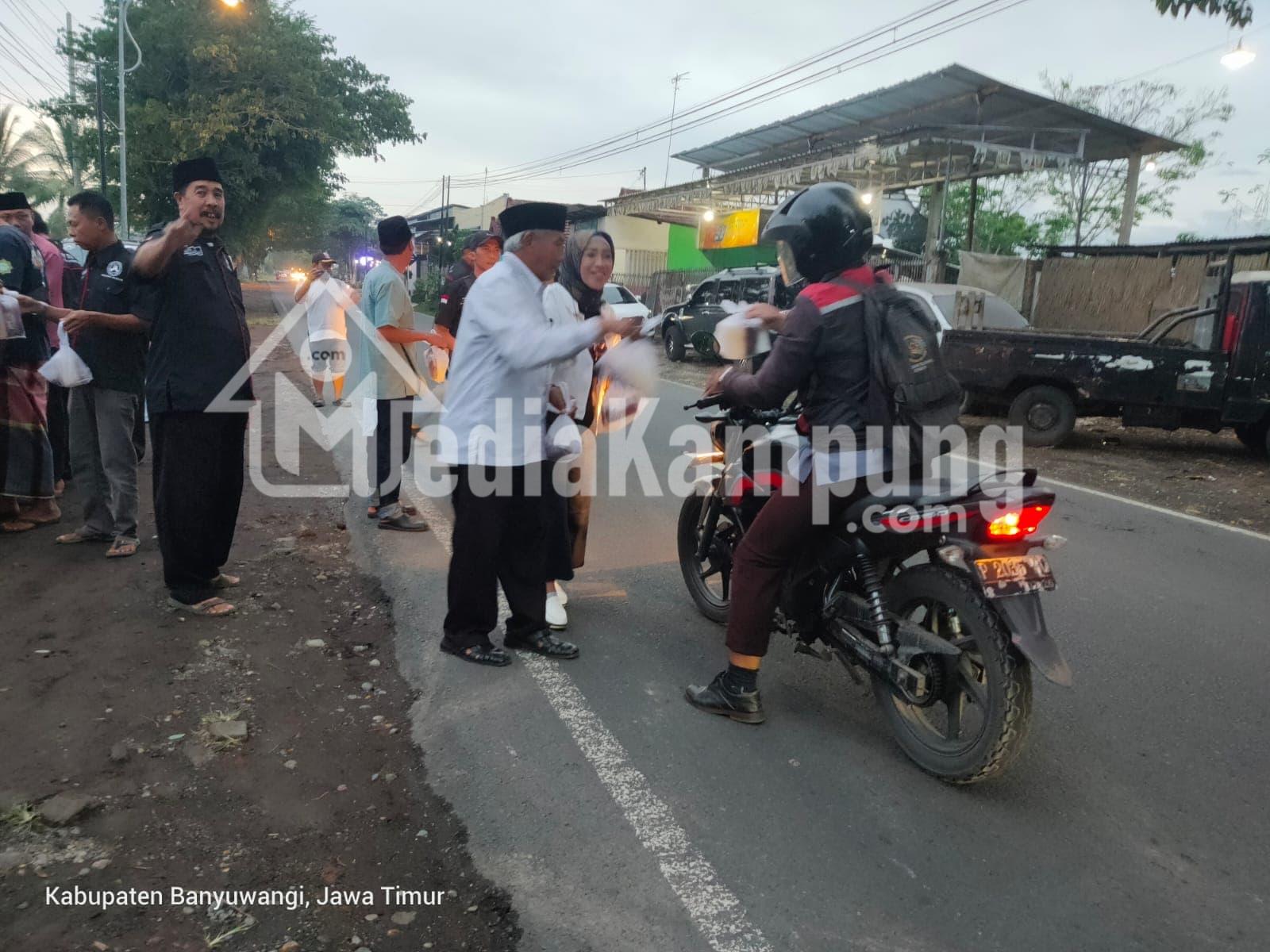 Komunitas Driver MTD Kecamatan Kabat Bersama DPBB Berbagi Takjil Komunitas Driver MTD Kecamatan Kabat Bersama DPBB Berbagi Takjil