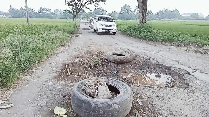 Warga Rogojampi Mengeluh, Jalan Penghubung dan Menuju Masjid Jami'  Pancoran Rusak Parah
