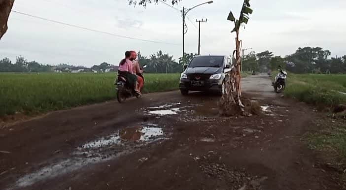 Warga Rogojampi Mengeluh, Jalan Penghubung dan Menuju Masjid Jami'  Pancoran Rusak Parah