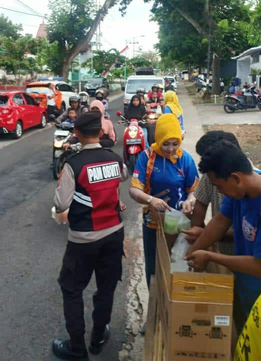 Polresta Banyuwangi Bersama DPC.PAMMI Berbagi Kebahagiaan Dengan Membagikan Takjil