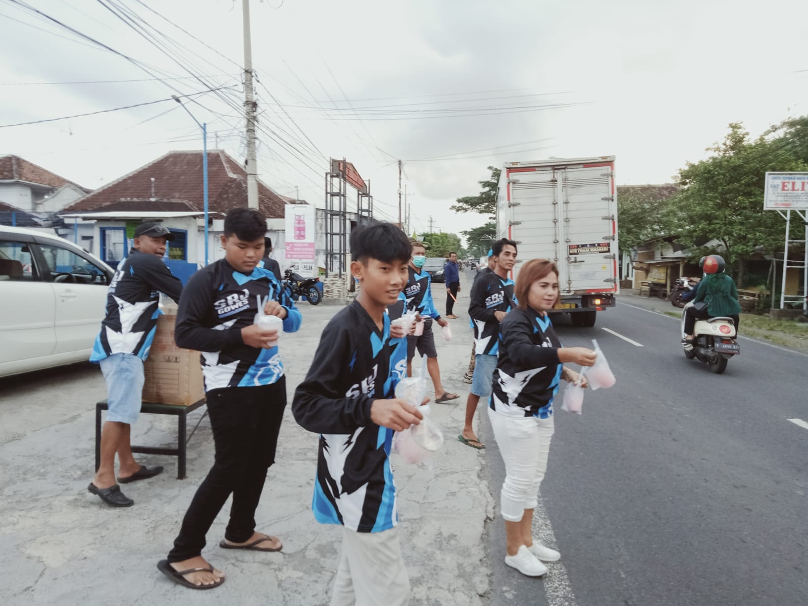 Tak Mau Hilang Kesempatan, Gowes SRJ Juga Turut Membagikan Takjil Gratis di Bulan Ramadhan Tak Mau Hilang Kesempatan, Gowes SRJ Juga Turut Membagikan Takjil Gratis di Bulan Ramadhan