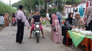 Ngabuburit, PMR Madya SMPN 1 Sumberbaru Beserta Guru Dan Murid Kompak Bagi- Bagi Takjil