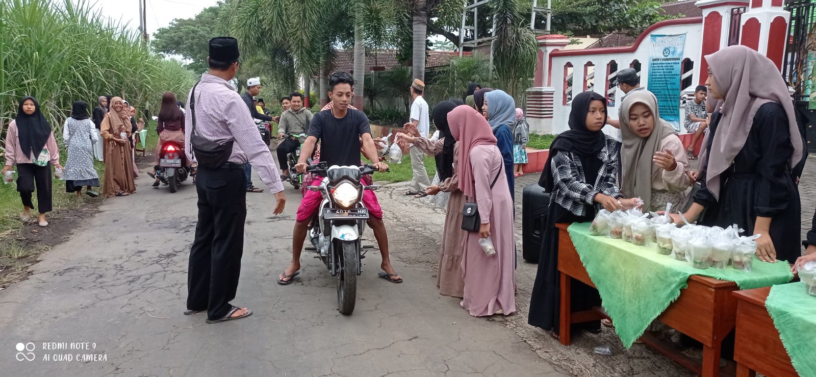 Ngabuburit, PMR Madya SMPN 1 Sumberbaru Beserta Guru Dan Murid Kompak Bagi- Bagi Takjil