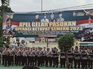 Polresta Banyuwangi, Apel Gelar Pasukan Ops Ketupat Semeru 2023 Dilanjut Dengan Pemusnahan 1,555 liter Miras dan Puluhan Knalpot