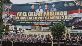 Polresta Banyuwangi, Apel Gelar Pasukan Ops Ketupat Semeru 2023 Dilanjut Dengan Pemusnahan 1,555 liter Miras dan Puluhan Knalpot