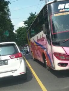 Banyak Truk dan Bus Menerobos Larangan Masuk Kota, Warga Mengeluh Macet di Banyuwangi