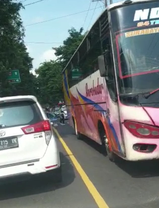 Banyak Truk dan Bus Menerobos Larangan Masuk Kota, Warga Mengeluh Macet